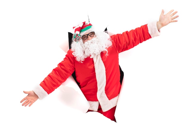 Papá Noel de un agujero en papel Vacaciones de Navidad Hombre con traje de Año Nuevo de la pared