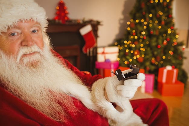 Papá Noel con anillo de compromiso con su caja