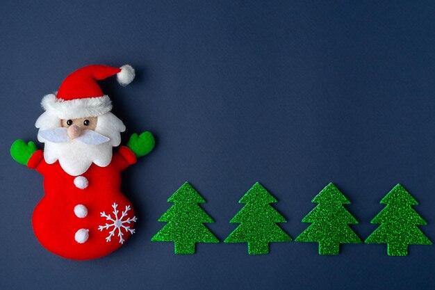 Papá Noel y el árbol de Navidad en un fondo azul telón de fondo de Navidad