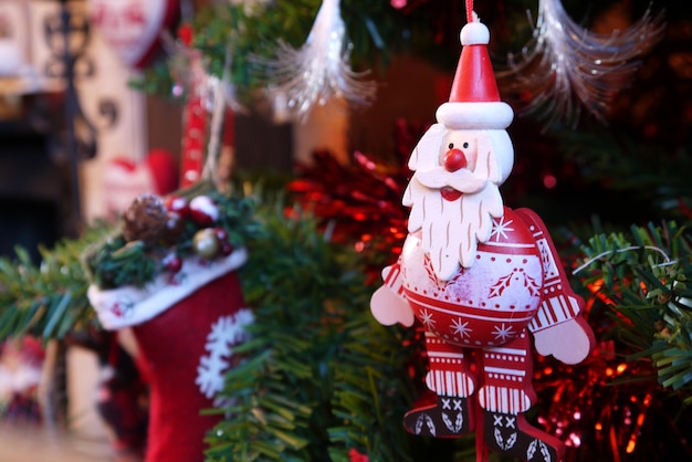 Papá Noel en el árbol de Navidad