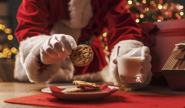 Papa Noel comiendo un delicioso snack