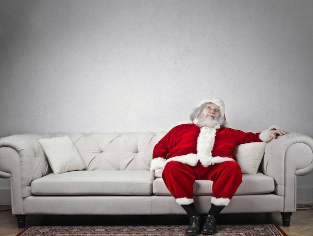 Papá Noel descansando en un sofá