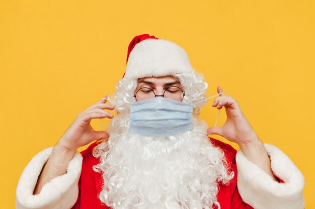 Papá Noel divertido con una máscara médica