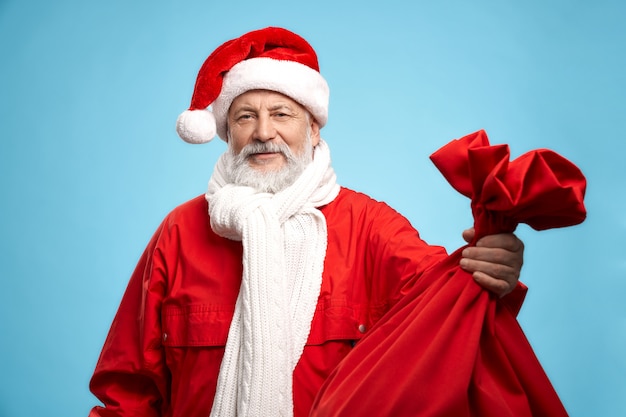 Papá Noel envejecido con bolsa roja llena de regalos de Navidad