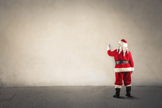 Papá Noel escribiendo en una pizarra blanca