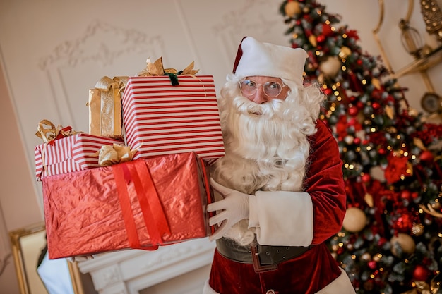 Papá Noel feliz trajo muchos regalos a los niños. Concepto de vacaciones de año nuevo y feliz Navidad