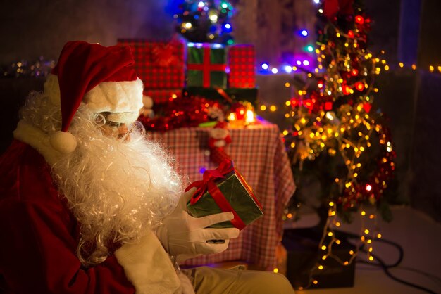 Papá Noel con fuegos artificiales para jugarFeliz NavidadFelicidad para los niñosBienvenido al inviernoFeliz año nuevo