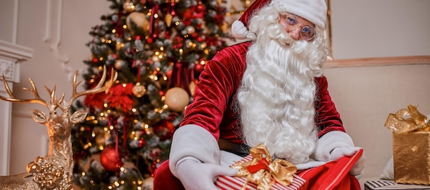 Papá Noel con una gran bolsa llena de regalos para niños de Año Nuevo y Feliz Navidad pancarta publicitaria