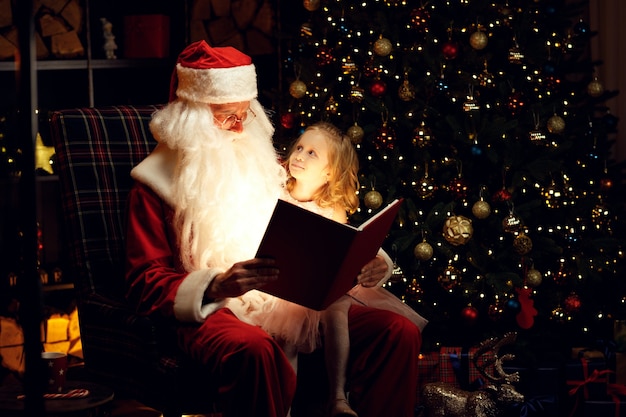 Papá Noel y niña el día de Navidad