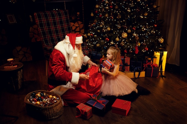 Papá Noel y niña el día de Navidad