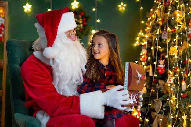 Papá Noel con una niña linda