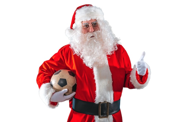 Papá noel positivo con pelota de fútbol en la mano