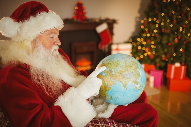 Papá Noel que señala su dedo en el globo