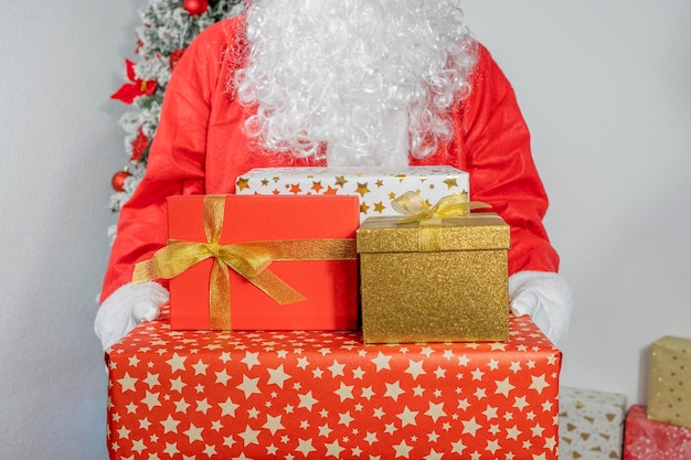 Foto papá noel con los regalos de navidad