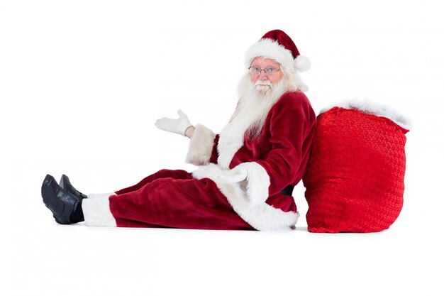 Papá Noel se sienta apoyado en su bolsa y no tiene ni idea