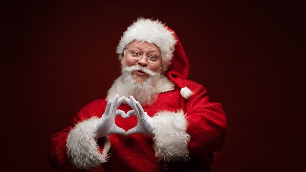 Papá Noel con signo de corazón