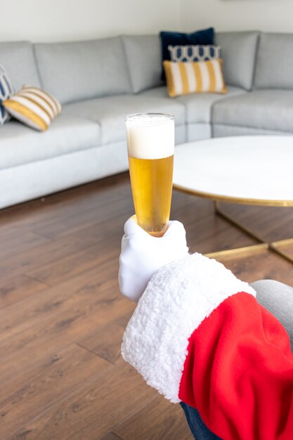 Papá Noel tomando una cerveza antes de Navidad