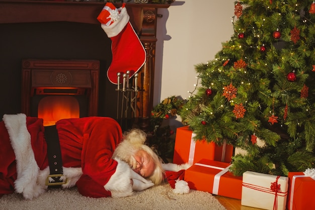 Papá Noel tomando una siesta en la alfombra