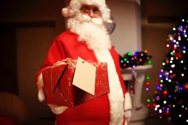 Papá Noel trajo regalos para Navidad y para descansar junto a la chimenea. Decoración hogareña
