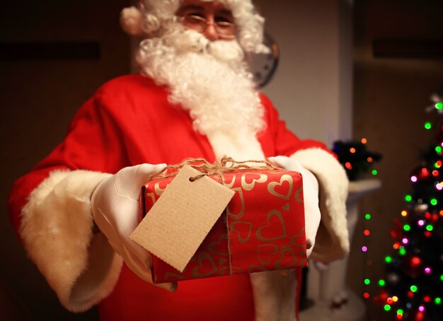 Papá Noel trajo regalos para Navidad y para descansar junto a la chimenea. Decoración hogareña