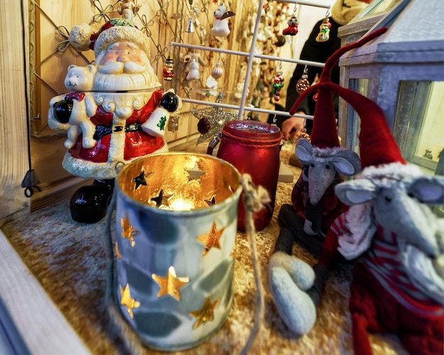 Papá Noel y varias decoraciones de árboles de Navidad como recuerdos de regalo en uno de los muchos puestos en el Bazar de Navidad en Vilnius, Lituania.