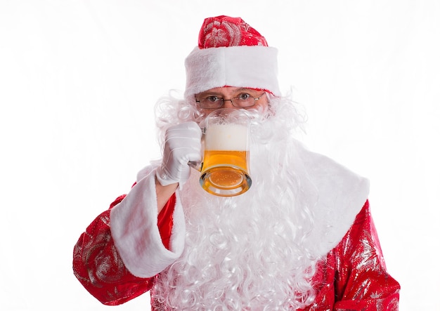 Papá Noel con un vaso de cerveza y un cigarrillo.