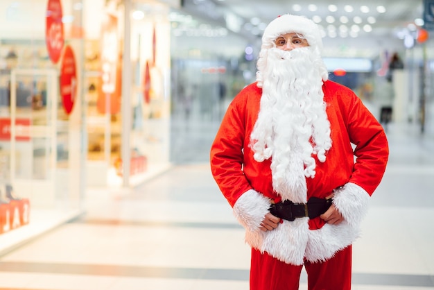 Papá noel en el vestíbulo del centro comercial.