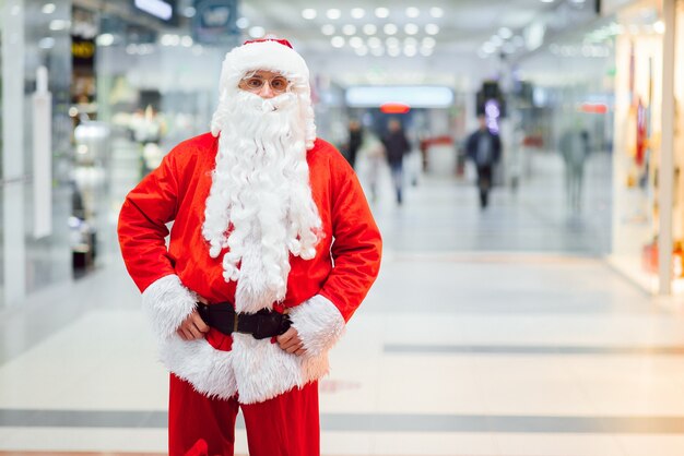 Papá noel en el vestíbulo del centro comercial.