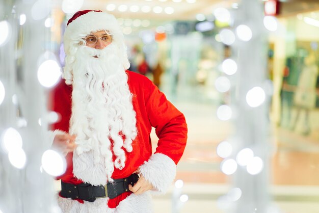 Papá noel en el vestíbulo del centro comercial.