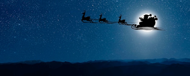Papá Noel vuela en Nochebuena en el cielo nocturno con nieve