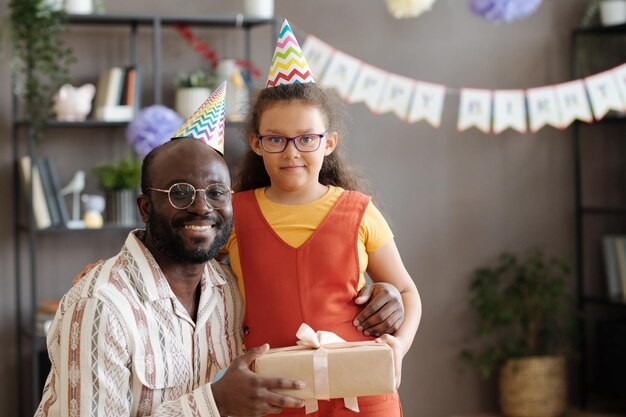 Papá organizando el cumpleaños de su hijo.