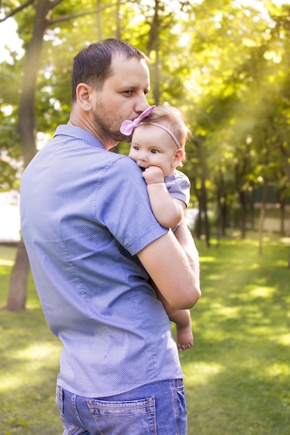 Papá y pequeña hija feliz La relación entre padre e hijo