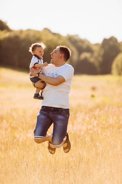 Papá salta con el hijo en sus brazos