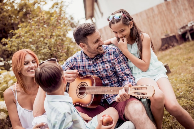 Papa spielt Gitarre für die Familie