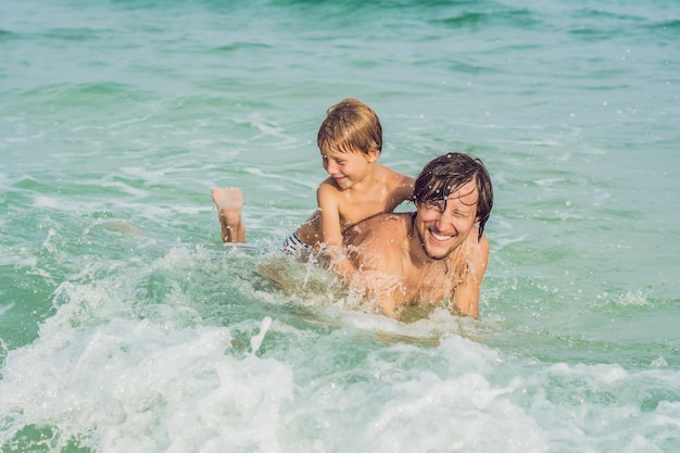 Papa spielt mit seinem Sohn im Meer