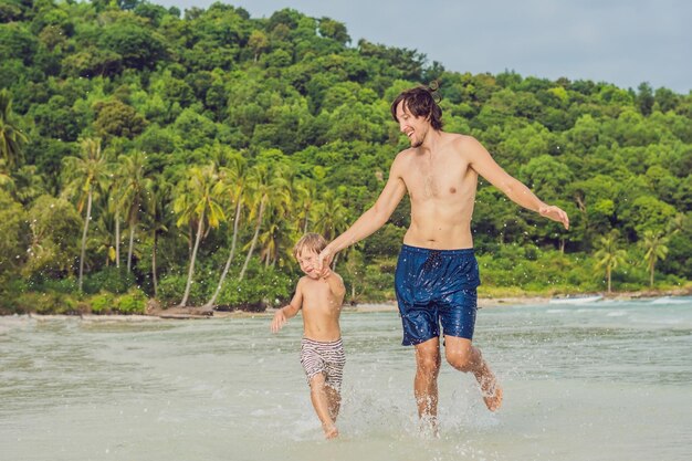 Papa spielt mit seinem Sohn im Meer