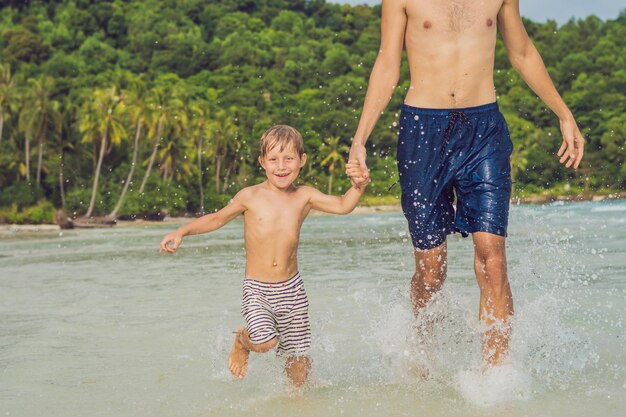 Papa spielt mit seinem Sohn im Meer