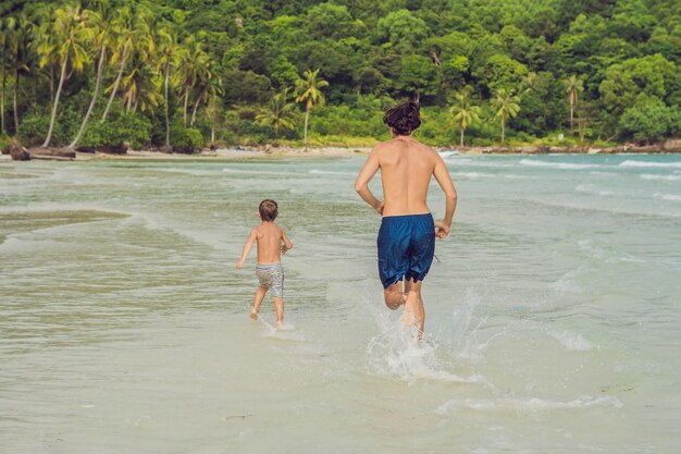 Papa spielt mit seinem Sohn im Meer