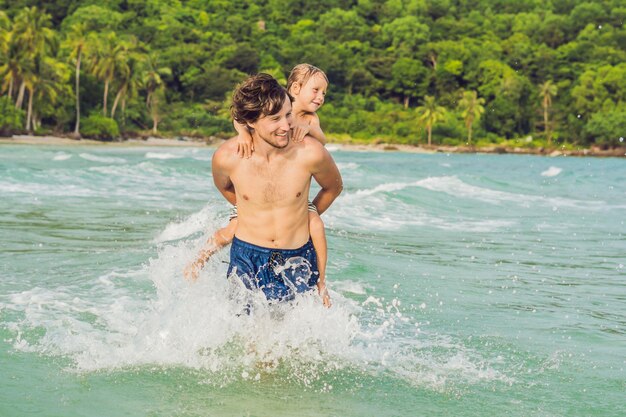 Papa spielt mit seinem Sohn im Meer