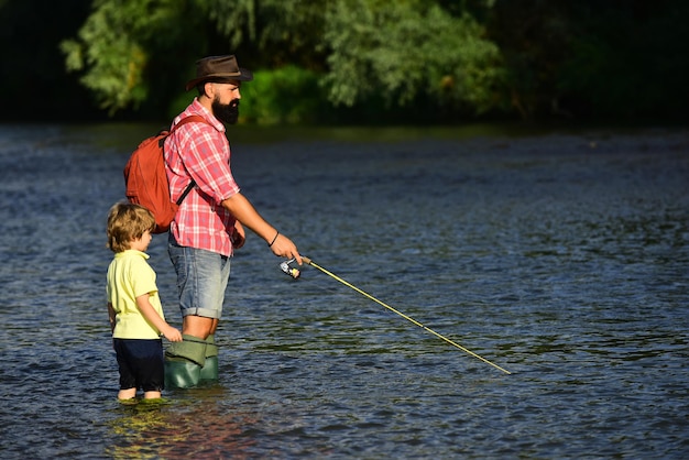 Papá y su hijo están pescando en el fondo del cielo Pescado de trucha marrón Pesca con mosca para truchas Hombres de generaciones La pesca se convirtió en una actividad recreativa popular
