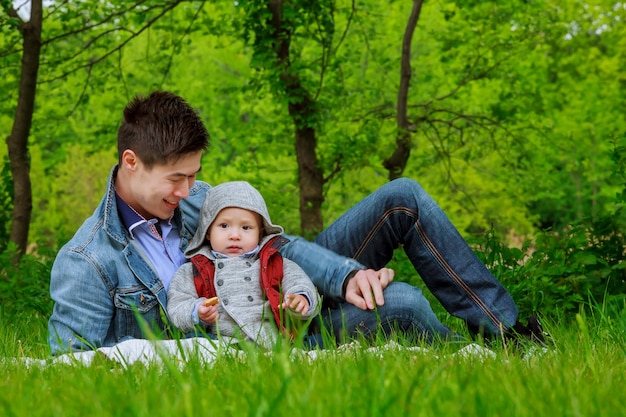 Papá con su hijo jugando en el parque