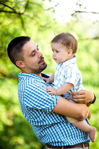 Papá con su hijo en el parque