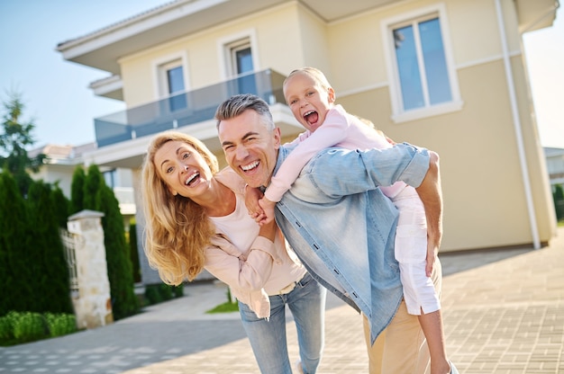 Papa, Tochter und Mama haben Spaß im Freien