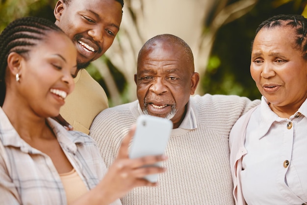 Papá se toma selfies hasta que encuentra el perfecto. Foto de una mujer mostrando algo a sus padres en su teléfono celular.