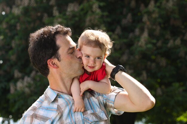 Papa und Baby im Park spazieren