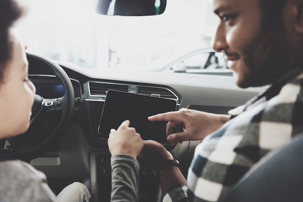 Papa und Kind überprüfen Auto Tablet Tippen Sie auf Gerätebildschirm.