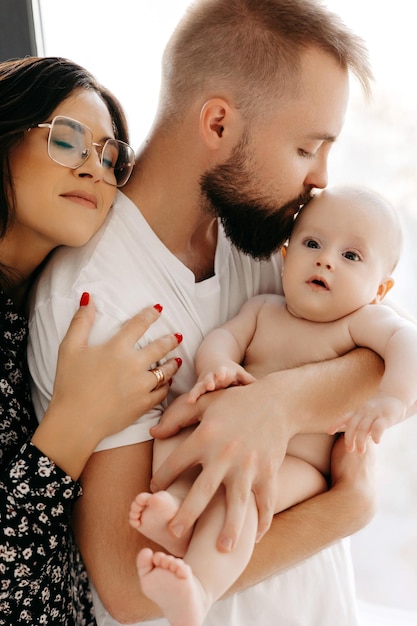 Papa und Mama halten den Jungen im Arm