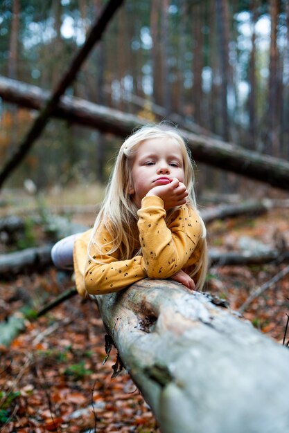 Papa und Mama mit ihrer Tochter gehen im Herbst im Wald Familie in der Natur