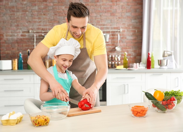 Papa und Sohn kochen zu Hause