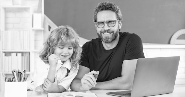 Papa und Sohn lernen im Klassenzimmer mit Laptop-Online-Bildung